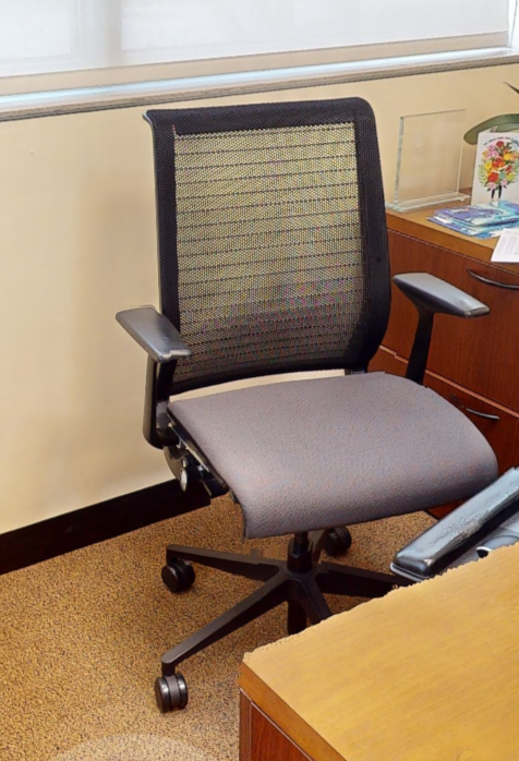 Task chair with arms