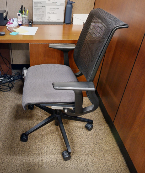 Task chair with arms
