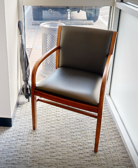 Black guest chair with arms