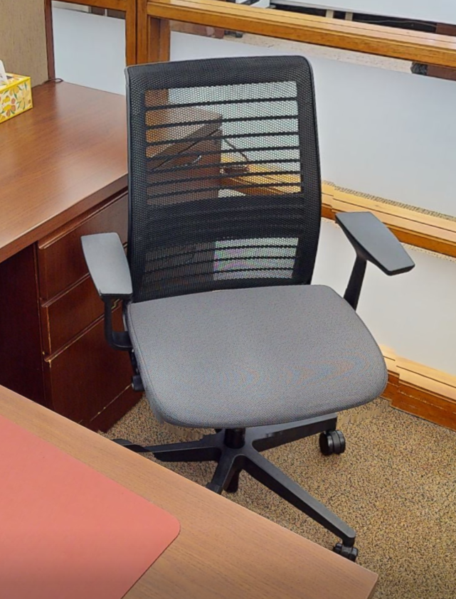 Task chair with arms