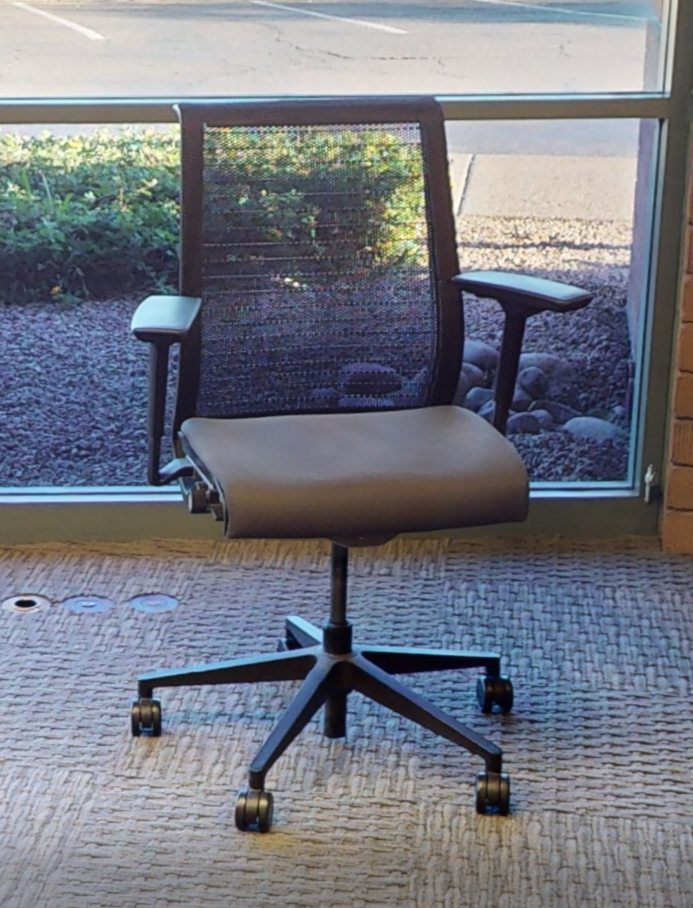 Task chair with arms