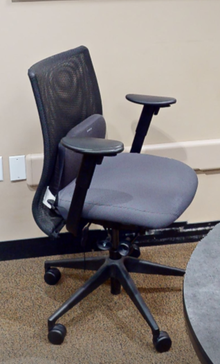 Task chair with arms