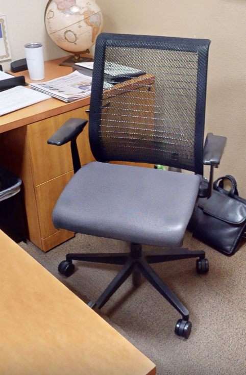 Task chair with arms