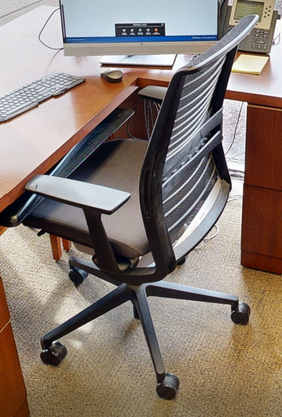 Task chair with arms