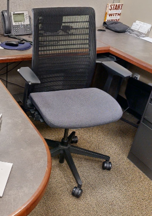 Task chair with arms