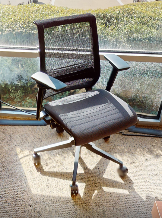 Task chair with arms