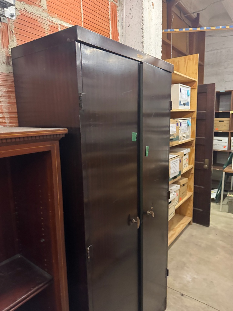 Metal supply cabinet