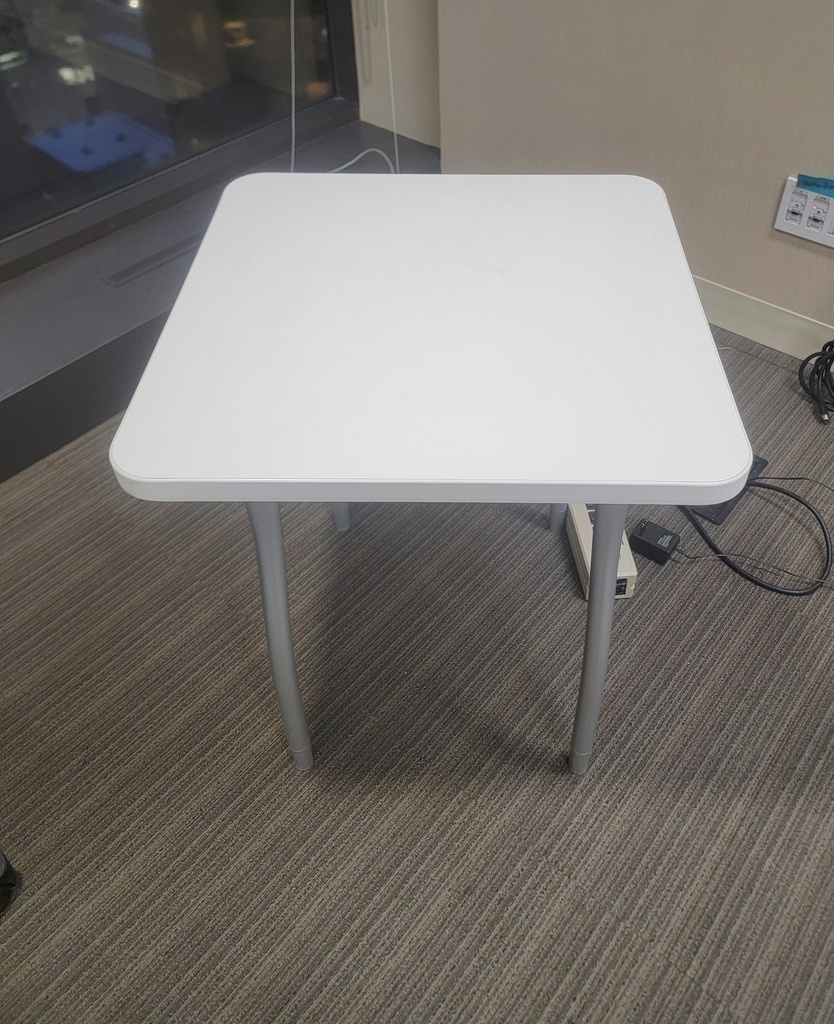 Square table -white
