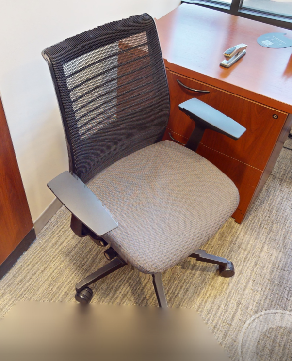 Task chair with arms