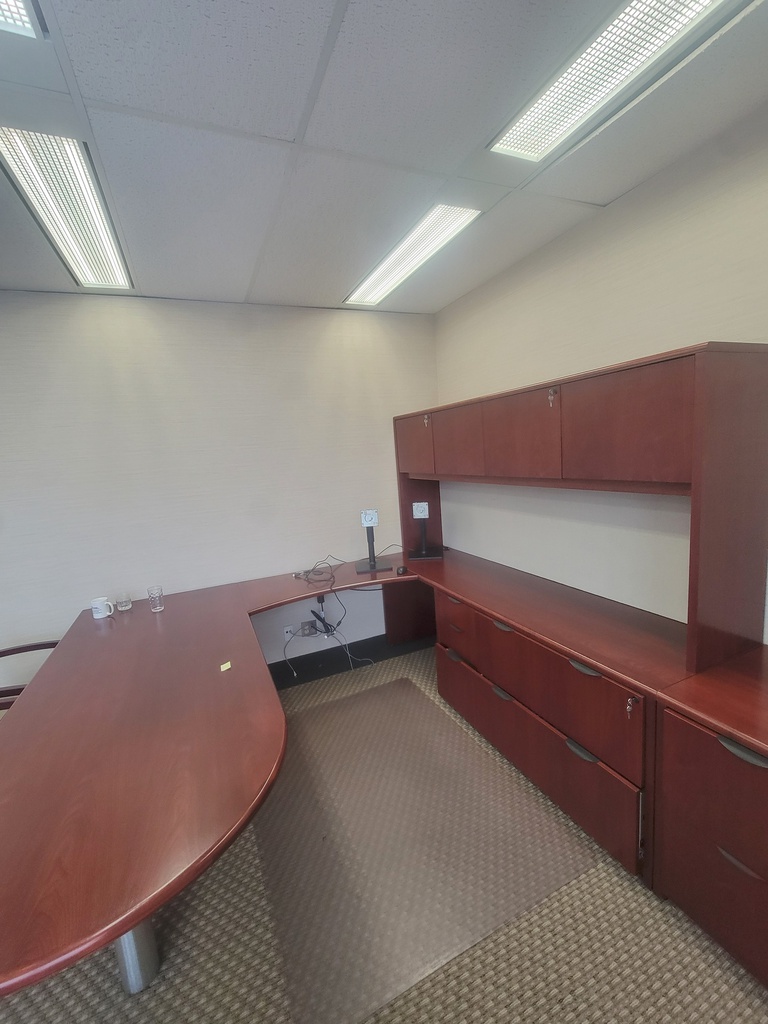 U shape desk w/hoverhangin comp