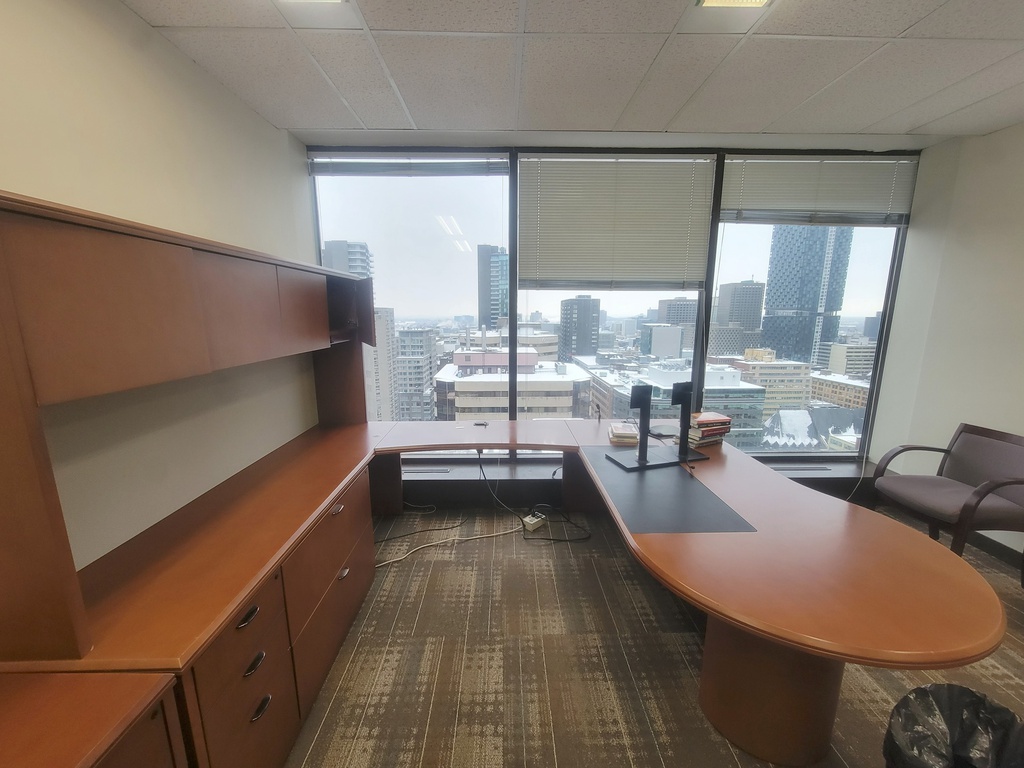 U shape desk w/hoverhangin comp