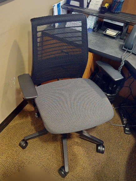 Task chair with arms