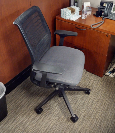 Task chair with arms
