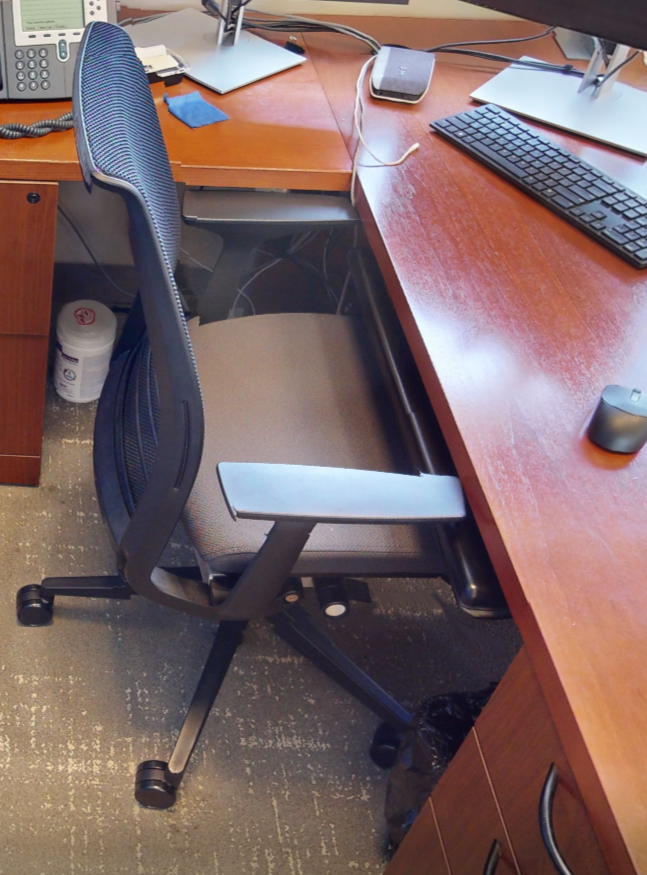 Task chair with arms