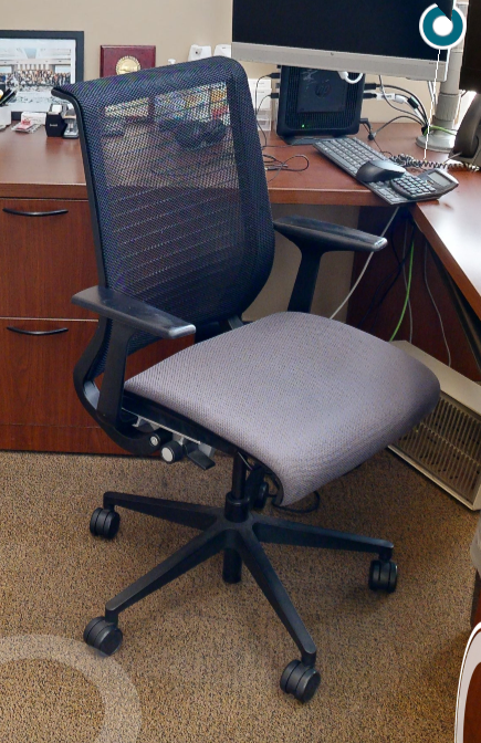 Task chair with arms