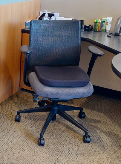 Task chair with arms
