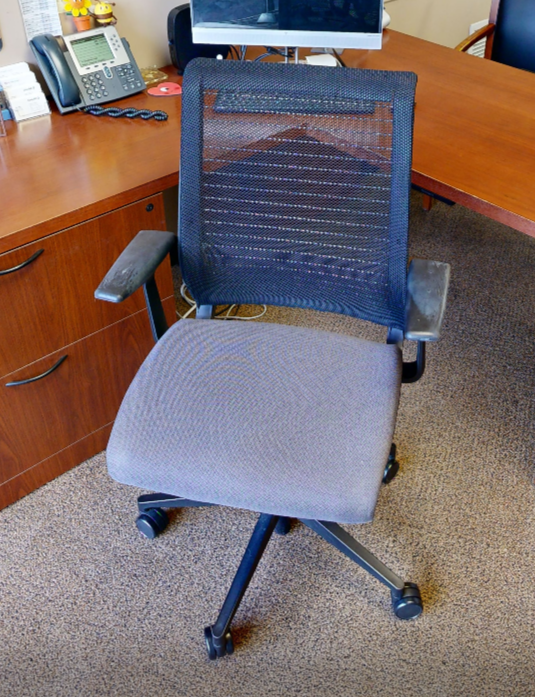 Task chair with arms