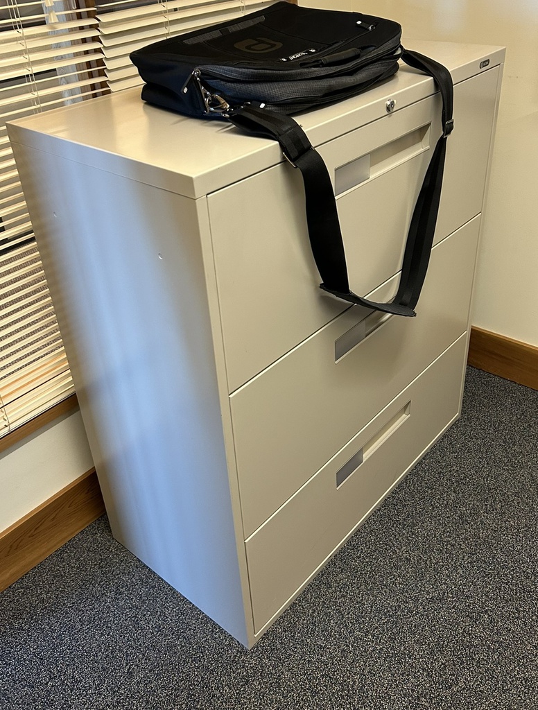 Metal 3 Drawer file cabinet