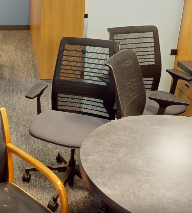 Task chair with arms