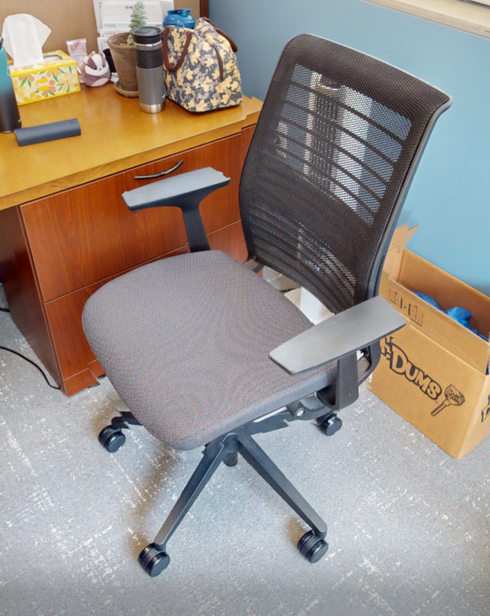 Task chair with arms