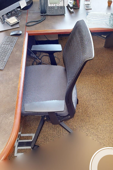Task chair with arms