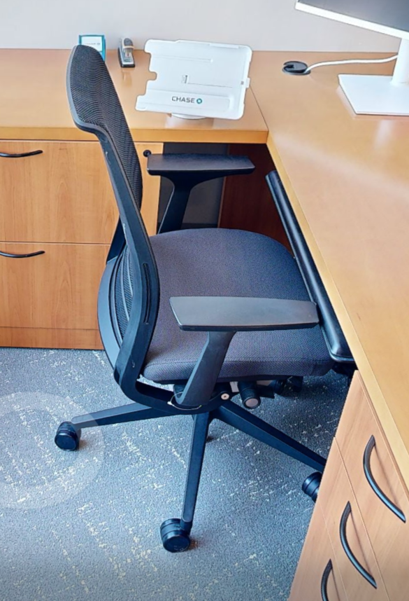 Task chair with arms
