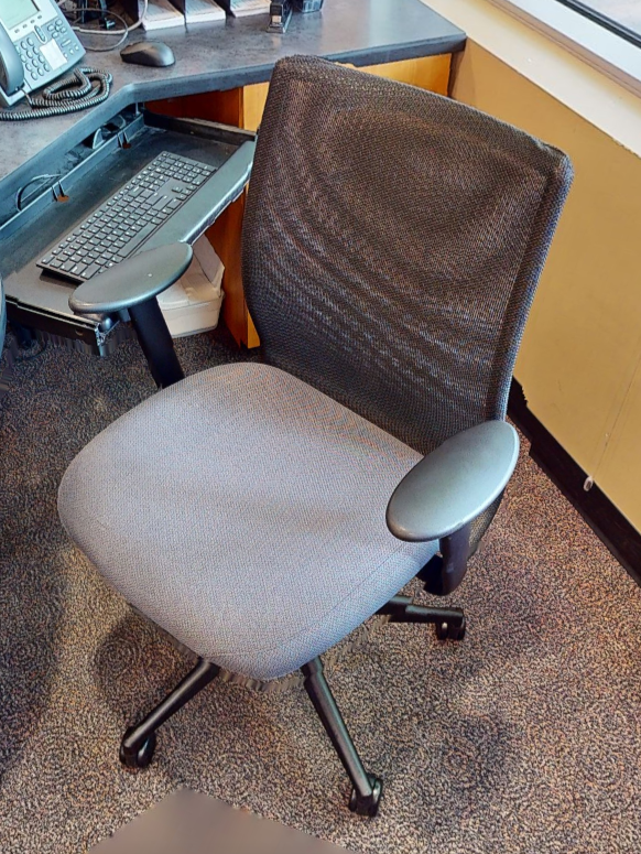 Task chair with arms