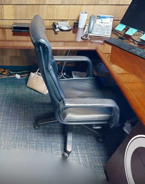 Executive task chair with arms