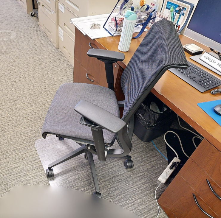 Task chair with arms