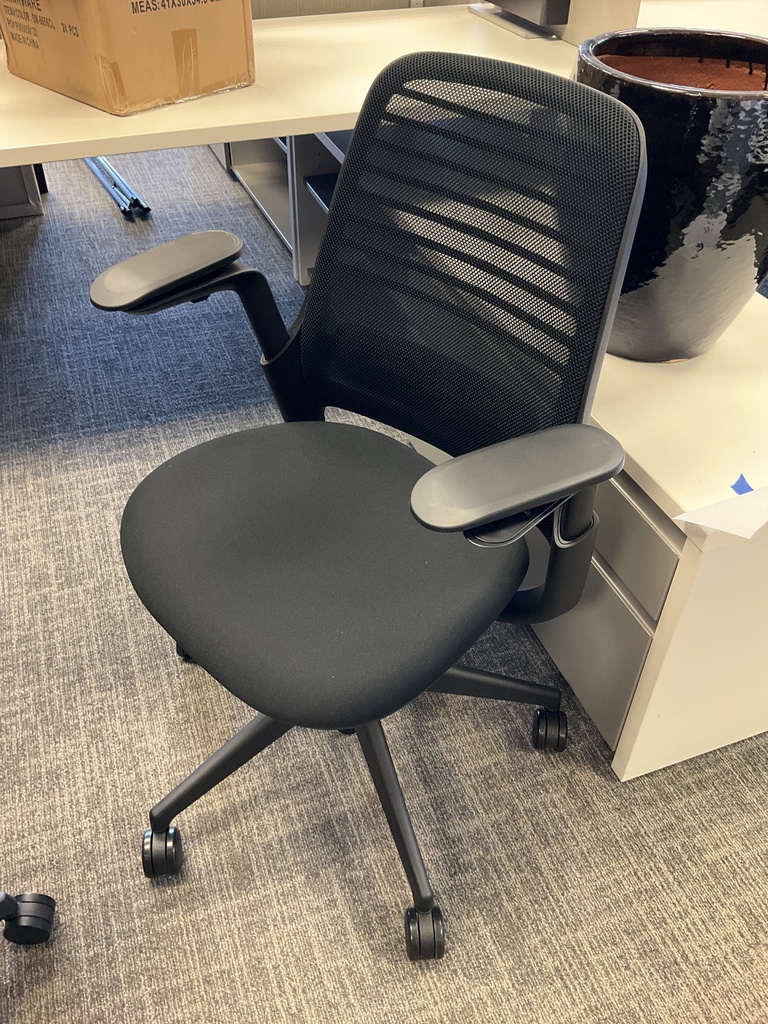 TASK CHAIR
