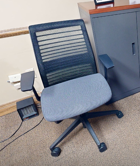 Task chair with arms