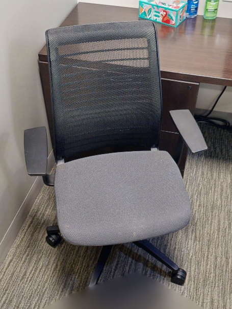 Task chair with arms