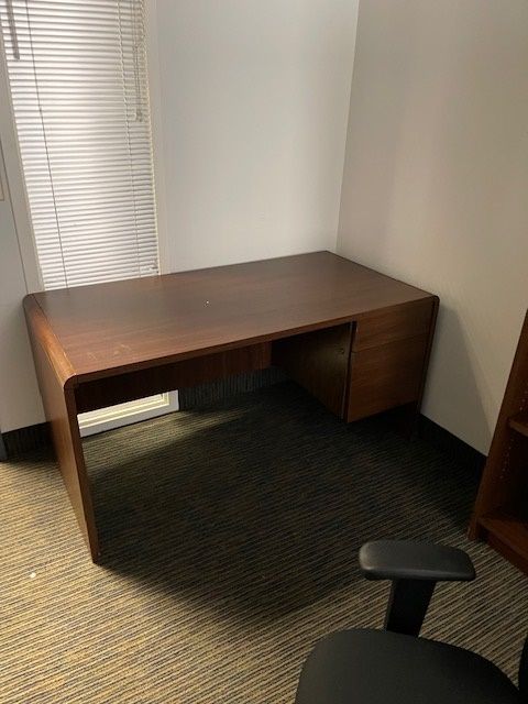 Right-Hand Desk - 1Ped/Drawer 5'6''