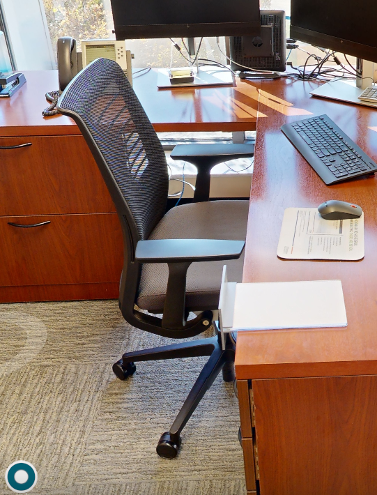 Task chair with arms