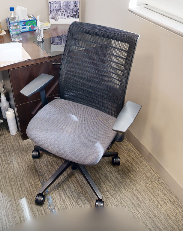 Task chair with arms