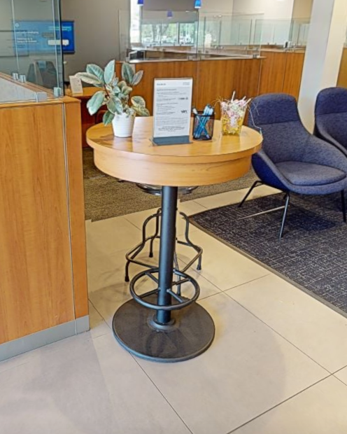 Standing round lab table