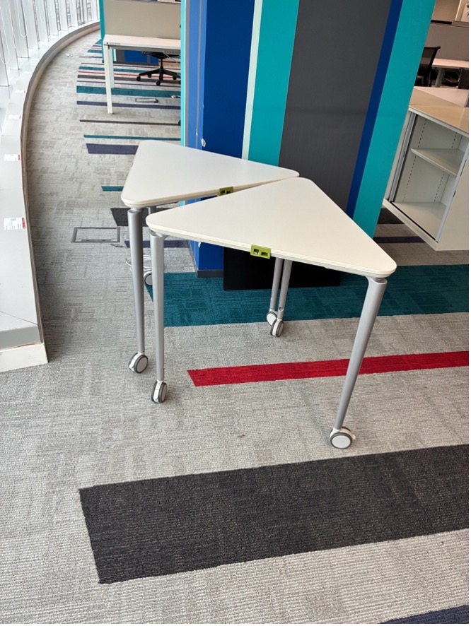 Kokyuo Trianglar Table
White MFC top
Silver 3-legs base on costers