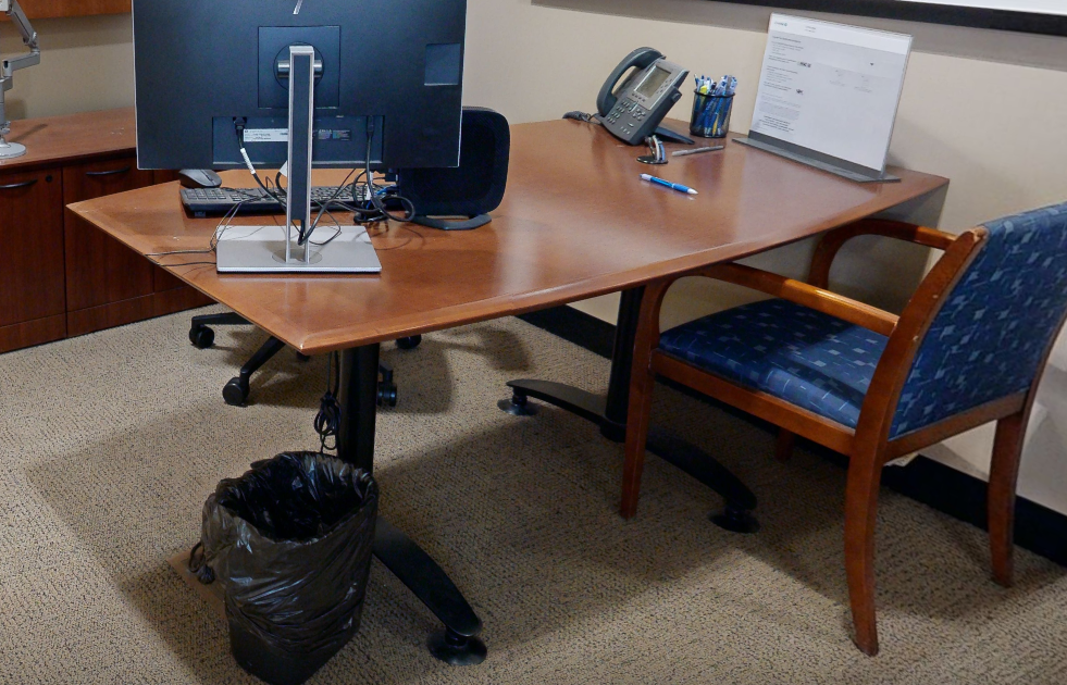 Desk, no pedestals