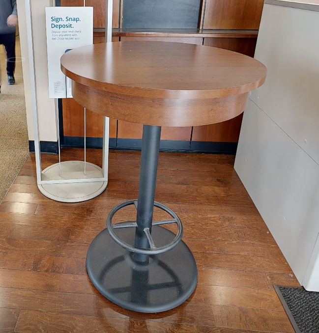 Round standing display table