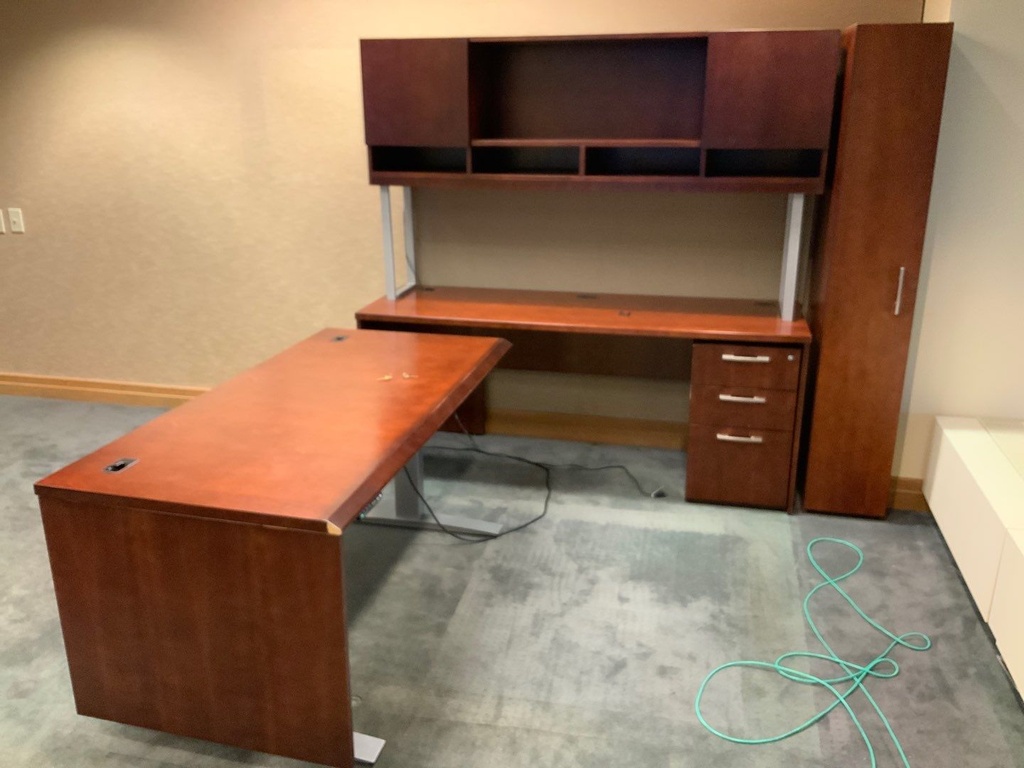 Executive "L" Group w/ Freestanding Hutch, Tackboard, Tasklights, Storage Tower
HAT Desk w/ Side Wood Modesty, Credenza, Frteestanding BBF Pedestal
Right Hand, Mahogany - Silver Paint