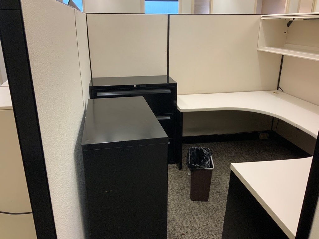 Steelcase 9000 Systems, Cubicles, 65"H Monolithic Panels
Components: Work Surfaces, 1 - BBF Work Surface Supporting Pedestal, 1 - 48"W Flipper Door Overhead, Task Lights