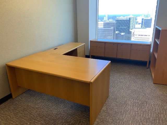 "L" Group Right - 36x66 Single Pedestal Desk w/ BF Pedestal, Left Return w/ 20x42 BF Right, 8-Way Radius Edge Corner End Panel Detail - Oak