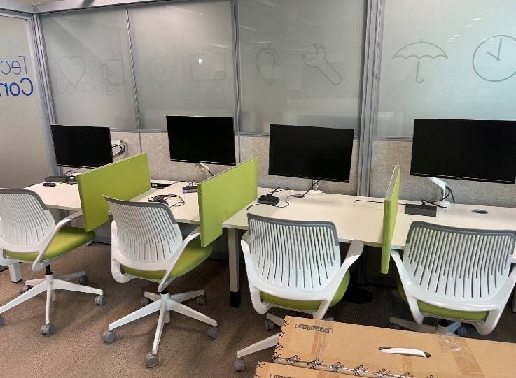 DESK With green dividing screens, seats x 4