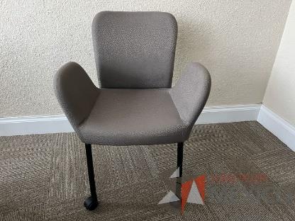 Silla de visita con ruedas, asiento y respaldo en tela color gris  