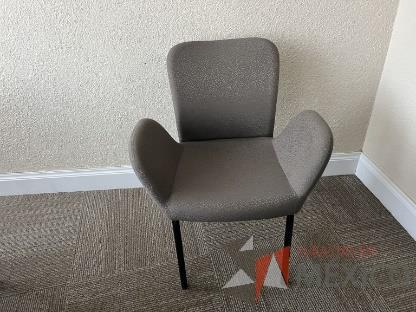 Silla de visita, asiento y respaldo en tela color gris  