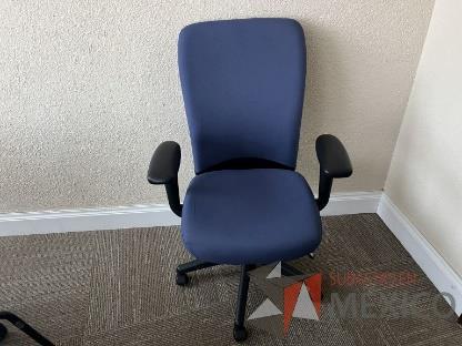 Silla con ruedas, descansabrazos, asiento  y respaldo en tela color azul 