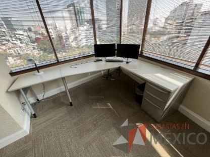 Escritorio en escuadra con archivero de pedestal de 3 cajones y cubierta color blanco 