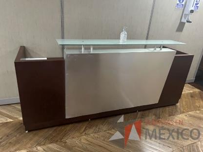 Mueble recepción color café con repisa superior de vidrio 