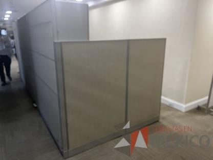 Estación de trabajo para 3 personas con 3 archivero de pedestal y 3 gavetas color gris 