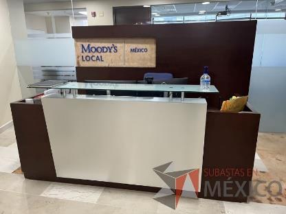 Mueble recepción color café con repisa superior de vidrio 